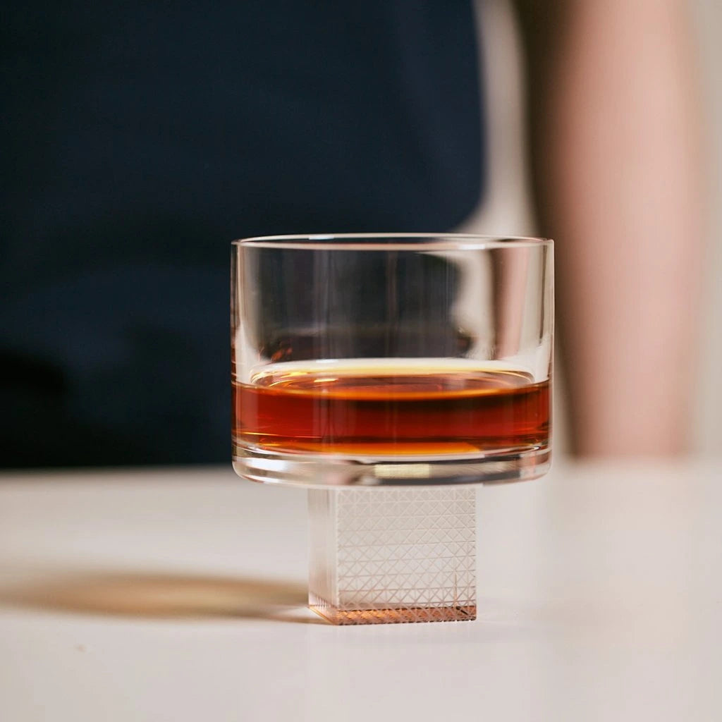 Růžová sklenice na whisky Cube - Lukáš Houdek