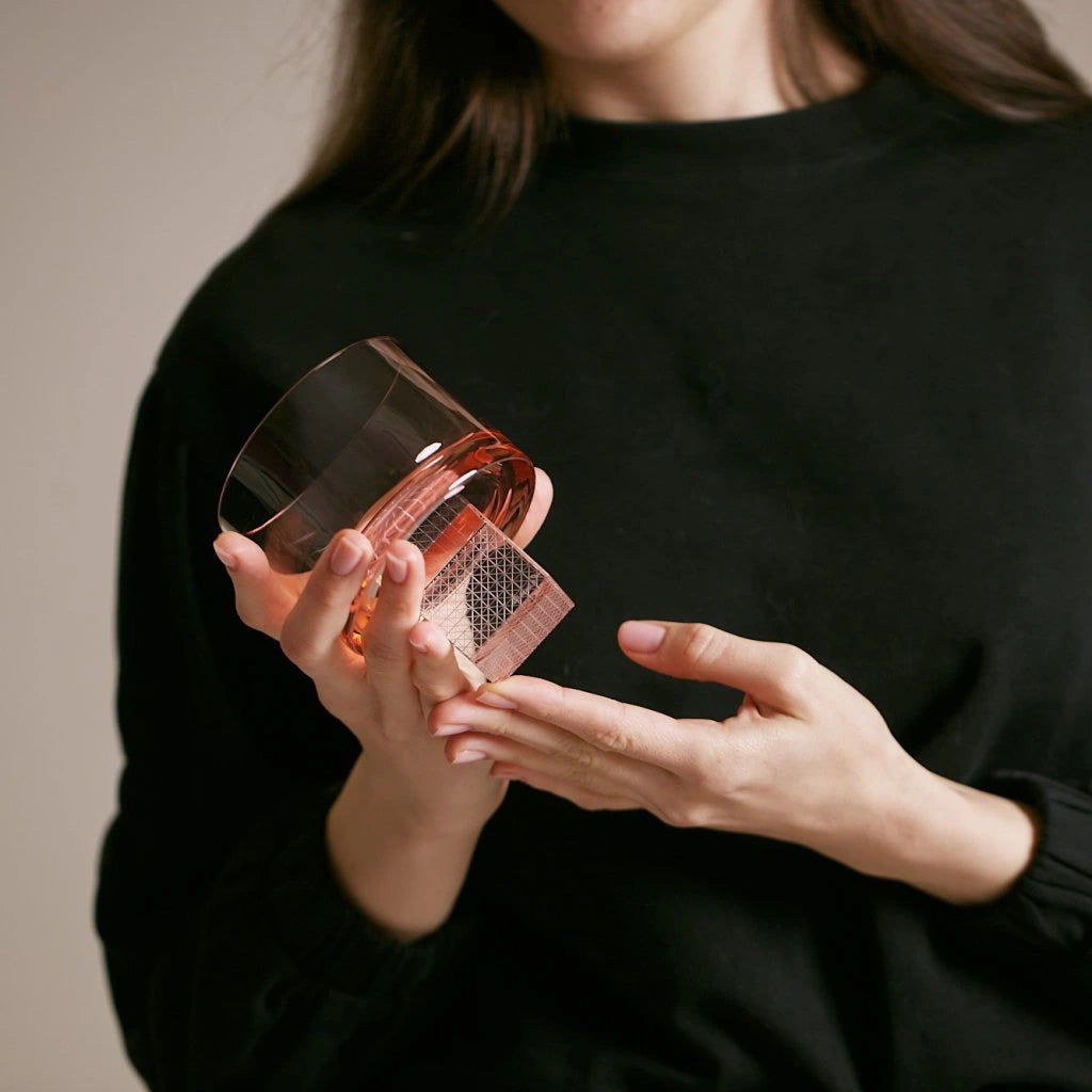 Růžová sklenice na whisky Cube - Lukáš Houdek