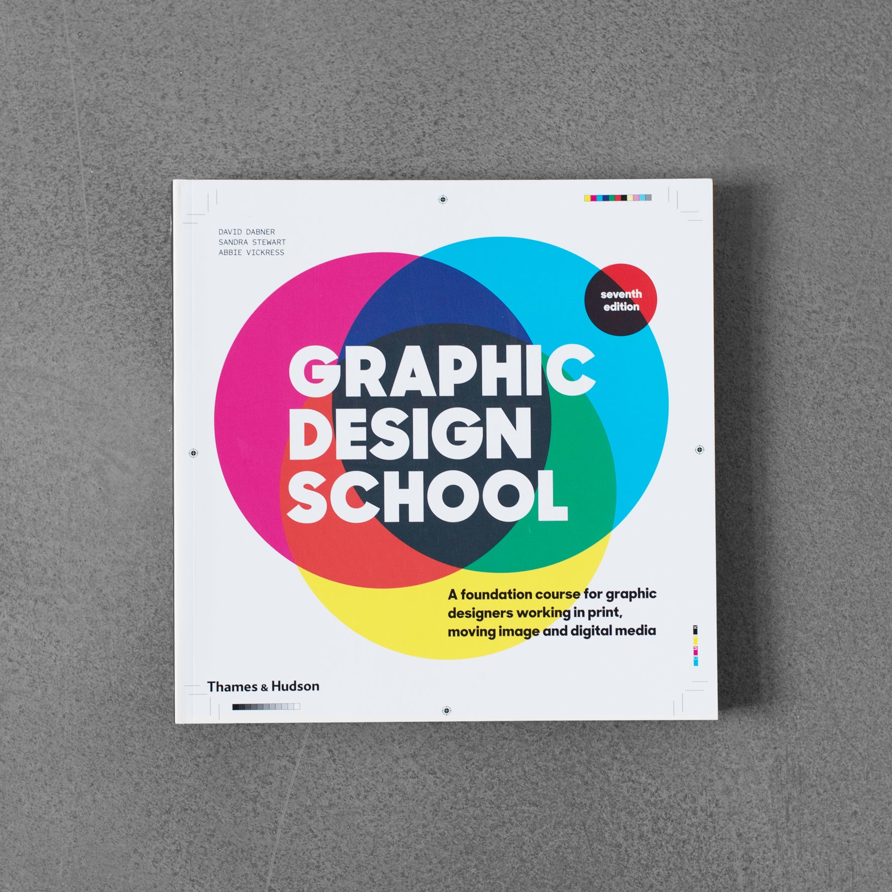 Szkoła projektowania graficznego: kurs podstawowy dla projektantów graficznych pracujących w druku, ruchomym obrazie i mediach cyfrowych