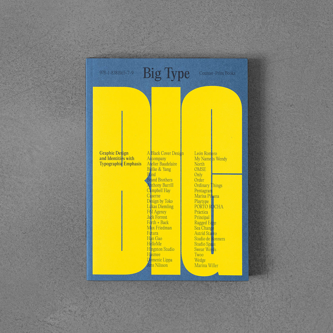 Duża czcionka, projekt graficzny i tożsamość z naciskiem typograficznym pb