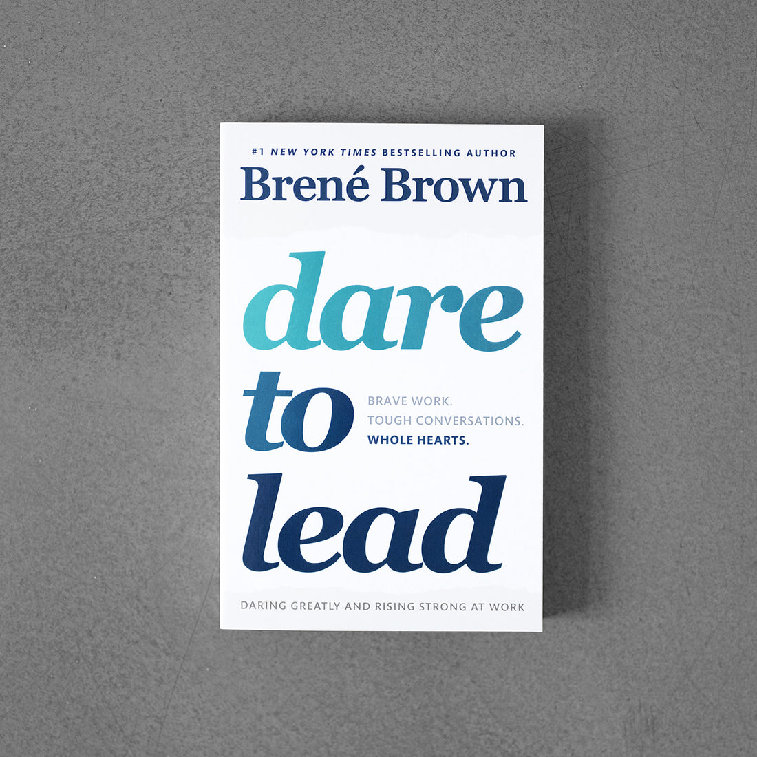 Odważ się przewodzić: odważna praca. Trudne rozmowy. Całe serca – Brene Brown.
